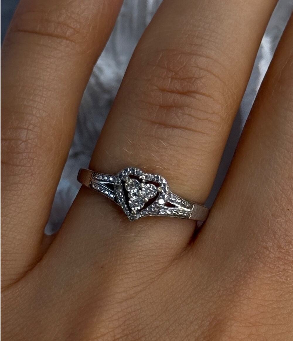 925 Sterling Silver Heart Diamonds Ring Size 7